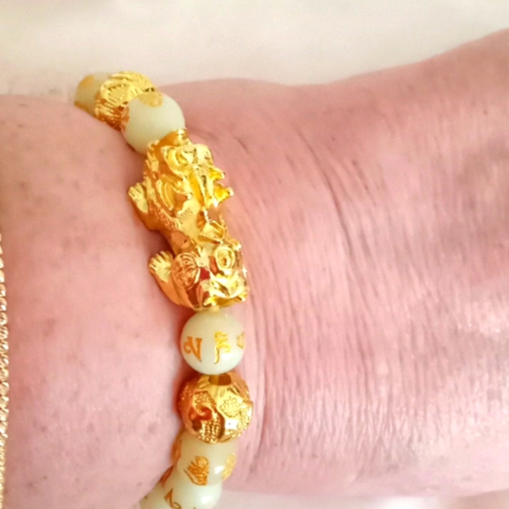 FENG SHUI PIXIU CHARM LUMINOUS CARVED BEAD BRACELET